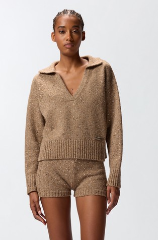 Pleten pulover s V-izrezom i ukrasnim kamenčićima