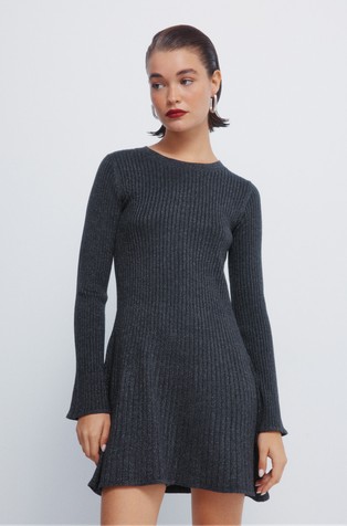 Kratka pletena haljina s rebrastom teksturom