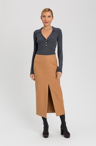 Rebrasto pleten pulover s ukrasnim gumbima