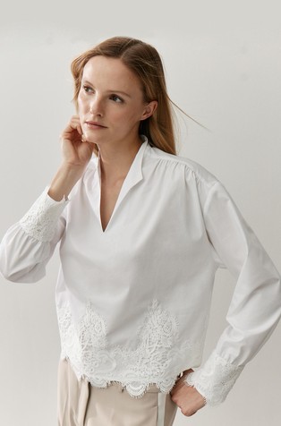 Blouse with lace