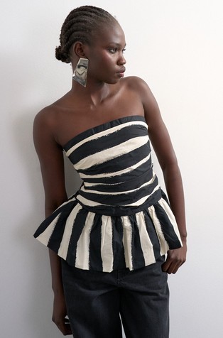 TSSOLDE prugast top s otkrivenim ramenima i volanom