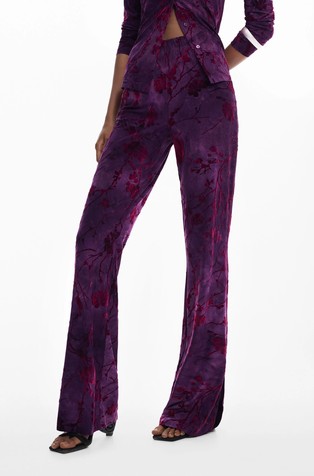 Zvonaste hlače s reljefnim uzorkom