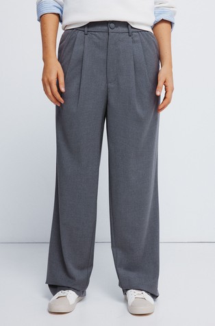 Trousers with elastic waistband and pleats