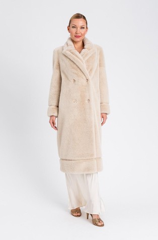 Kaput od umjetnog krzna s dvorednim kopčanjem