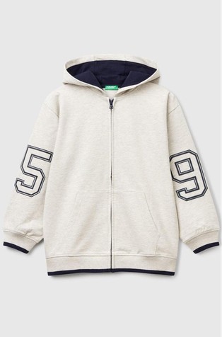 Pulover s kapuljačom i gumiranim otiskom