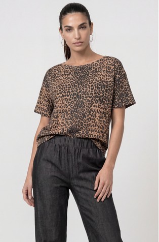 T-shirt with leopard print