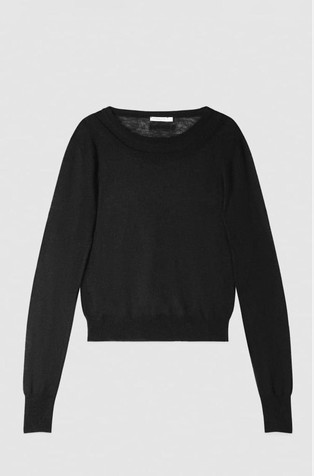 Pleten vuneni pulover s čamac izrezom