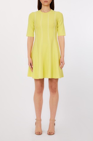 Kratka pletena haljina s kontrastnim šavovima