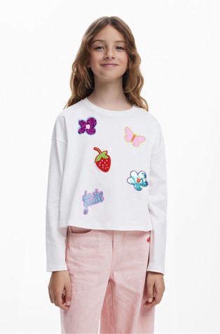 Majica s našivenim aplikacijama