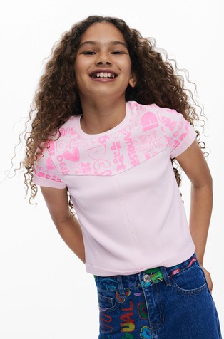 Rebrasta majica kratkih rukava s logo umetkom