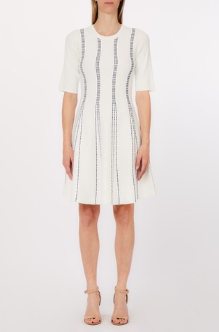 Kratka pletena haljina s kontrastnim šavovima