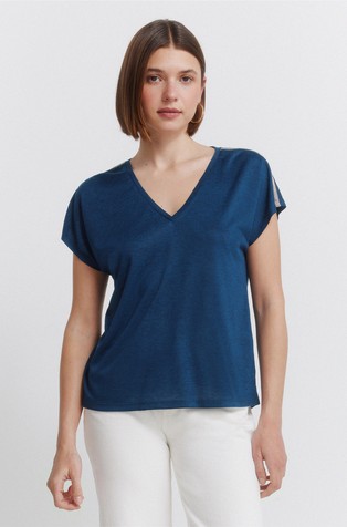 Batwing sleeve T-shirt with detail on shoulders