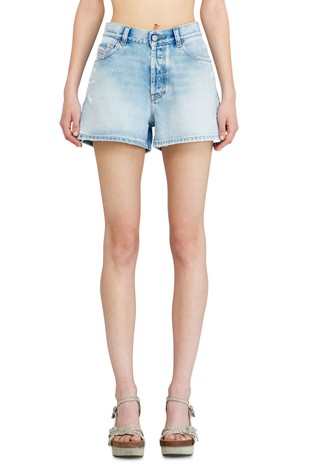 Shorts in destroyed denim