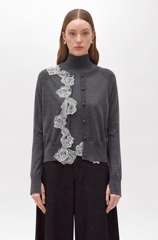 Vuneni kardigan s cvjetnom aplikacijom