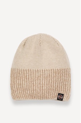 Pletena kapa sa svjetlucavim nitima