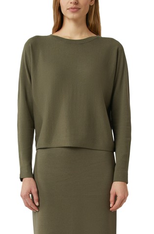 Fine knit sweater with decorative button on the sleeve