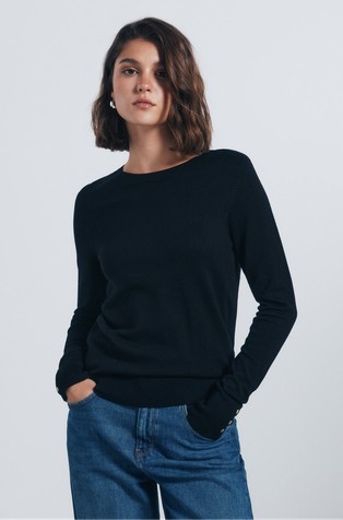 Pleten pulover s ukrasnim gumbima na rukavima