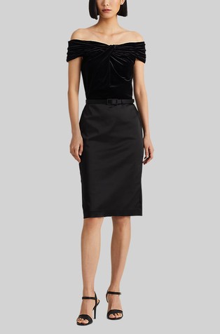 Cocktail haljina s otkrivenim ramenima i remenom