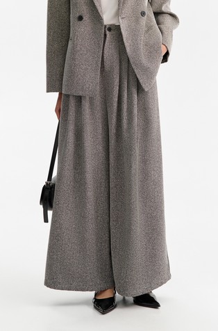 Hlače s iznimno širokim nogavicama