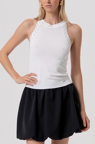 Slim fit pleten top s metalnim perlama i prekriženim naramenicama