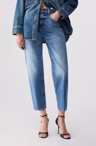 Cropped jeans hlače s visokim strukom i poderotinama