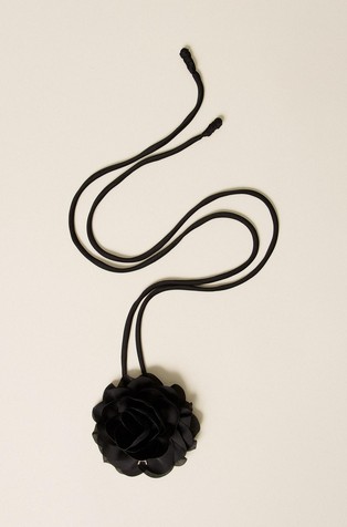 Ogrlica s ukrasnim cvijetom