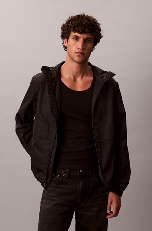 Vjetrovka s kapuljačom i uzorkom monograma