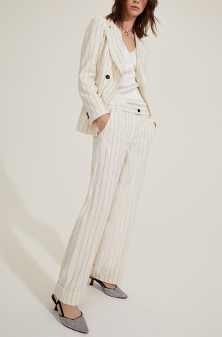 Prugaste hlače s uvrnutim rubom nogavica