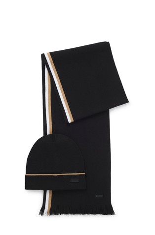 Pletena kapa i šal s prugastim detaljima