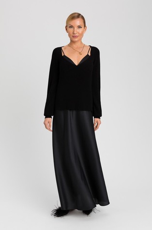 Duga satenska haljina s pletenim puloverom