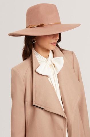 Vuneni šešir s ukrasnom mašnom