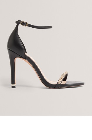 Sandale s petom i ukrasnim kamenčićima