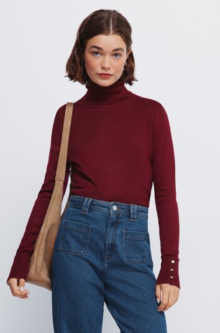 Pletena dolčevita s ukrasnim gumbima na rukavima