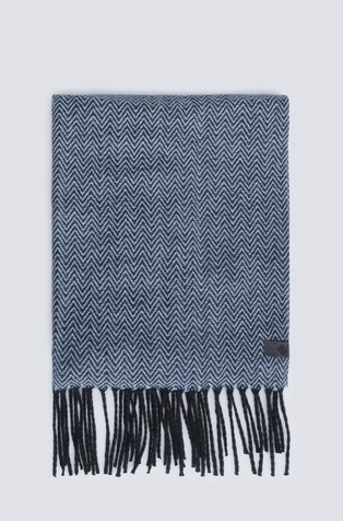 Pleten šal s uzorkom riblje kosti