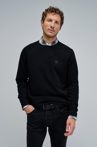 Pulover s logo našivkom