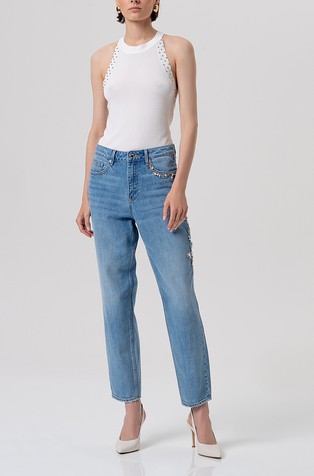Mom fit jeans hlače s ispranim izgledom i ukrasnim kamenčićima