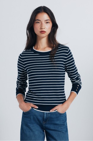 Pleten pulover s ukrasnim gumbima na rukavima