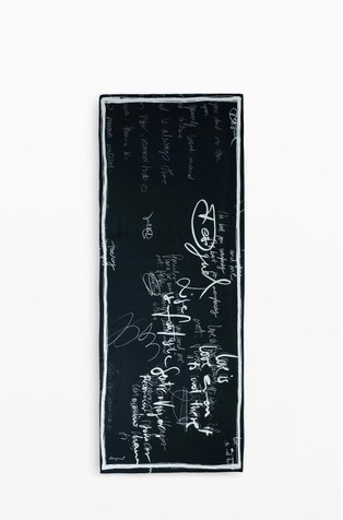 Šal s otisnutim natpisima