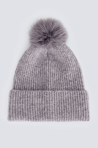 Pletena kapa s pomponom