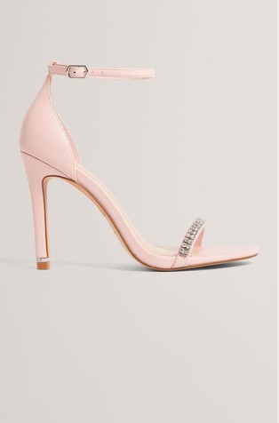 Sandale s petom i ukrasnim kamenčićima