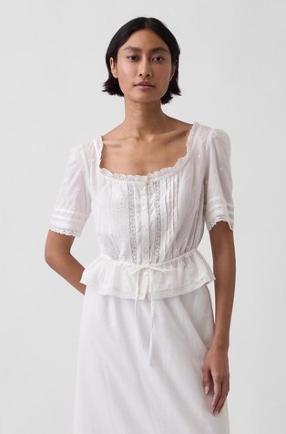 Ženska bluza s obrubima od čipke