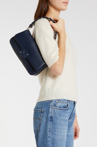 Lagano podstavljena torbica za nošenje preko ramena od umjetne kože