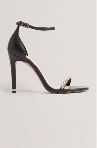 Sandale s petom i ukrasnim kamenčićima