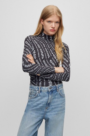 Majica s povišenim ovratnikom i logo uzorkom