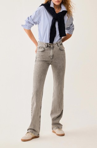 Slim fit jeans hlače sa zvonastim nogavicama