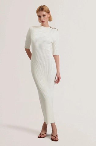 Duga pletena haljina s ukrasnim gumbima u obliku cvijeta