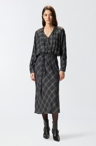 Duga karirana haljina s umetcima od čipke