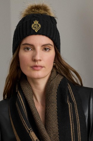 Pletena kapa s pomponom i našivkom