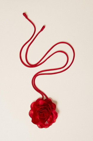 Ogrlica s ukrasnim cvijetom