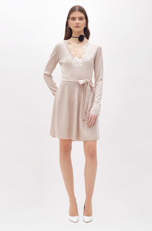 Pletena vunena haljina s trakom za vezanje i cvjetnim aplikacijama